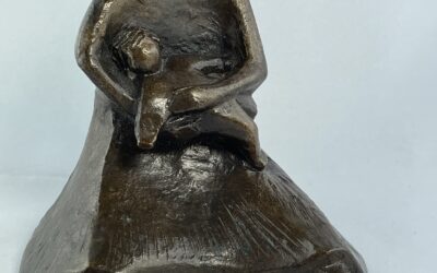 Eva de Maizière 1915-2003 Bronze Skulptur Die Puppenmutter – Mädchen mit Puppe