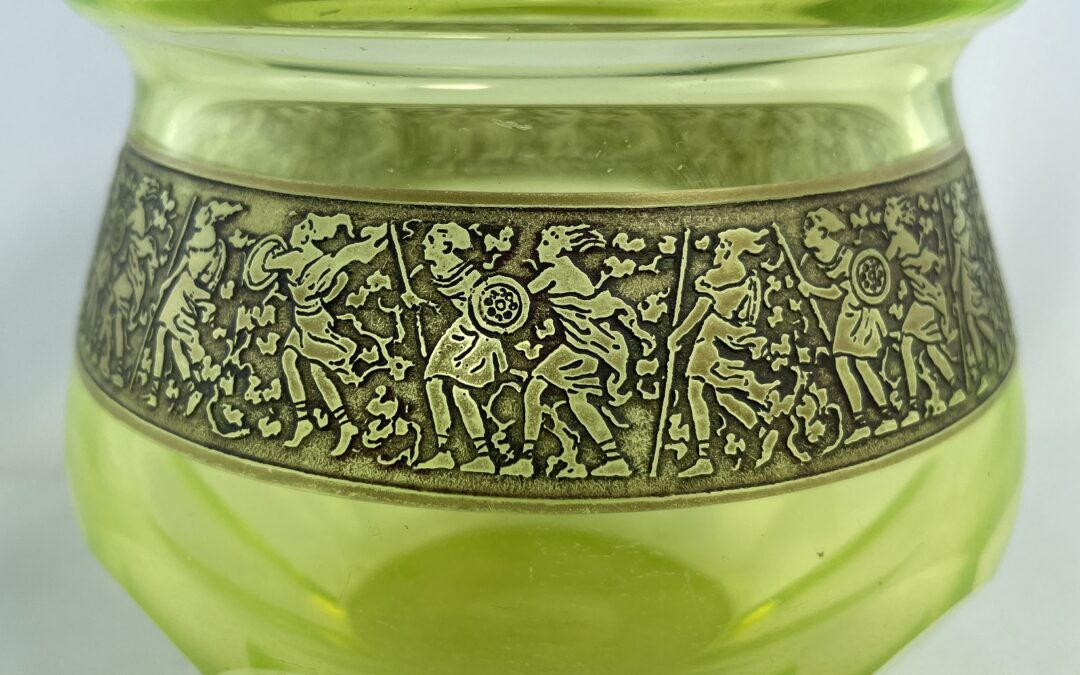 Vintage Moser Karlsbad Uran / Uranium Glas Vase Gold Fries / Band Krieger