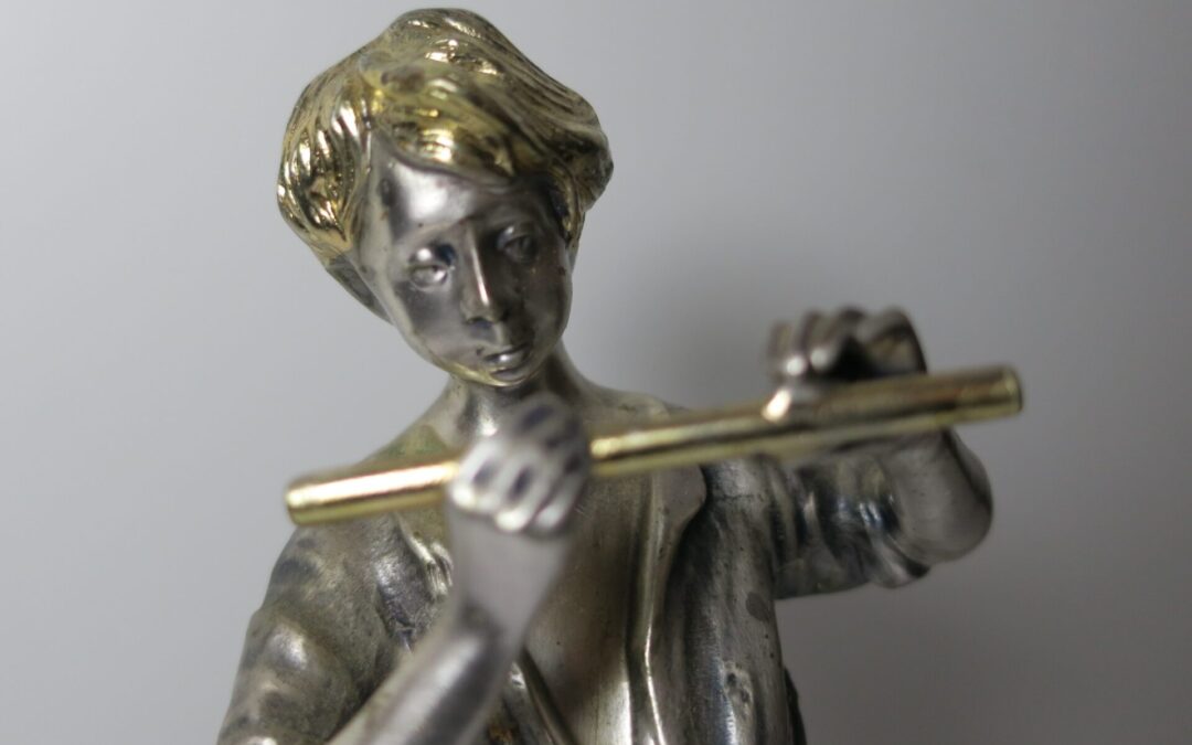 Flötenspieler / Musiker Figur Skulptur Metall Silber Gold Marmorsockel signiert
