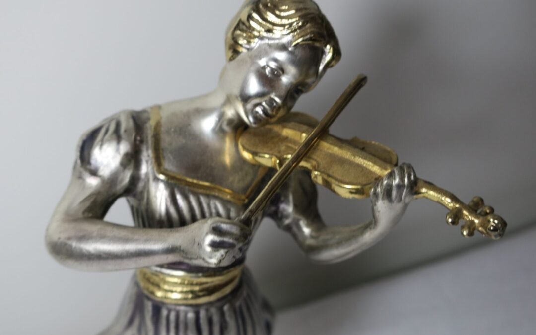 Geigerin / Geigenspielerin Figur / Skulptur Metall Silber / Gold Marmorsockel