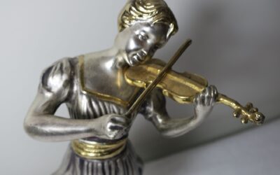 Geigerin / Geigenspielerin Figur / Skulptur Metall Silber / Gold Marmorsockel