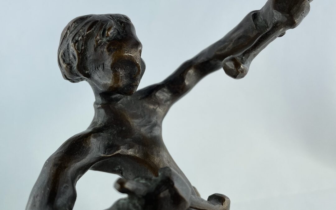 Eva de Maizière 1915-2003 Bronze Skulptur Der Trommler – Junge mit Trommel