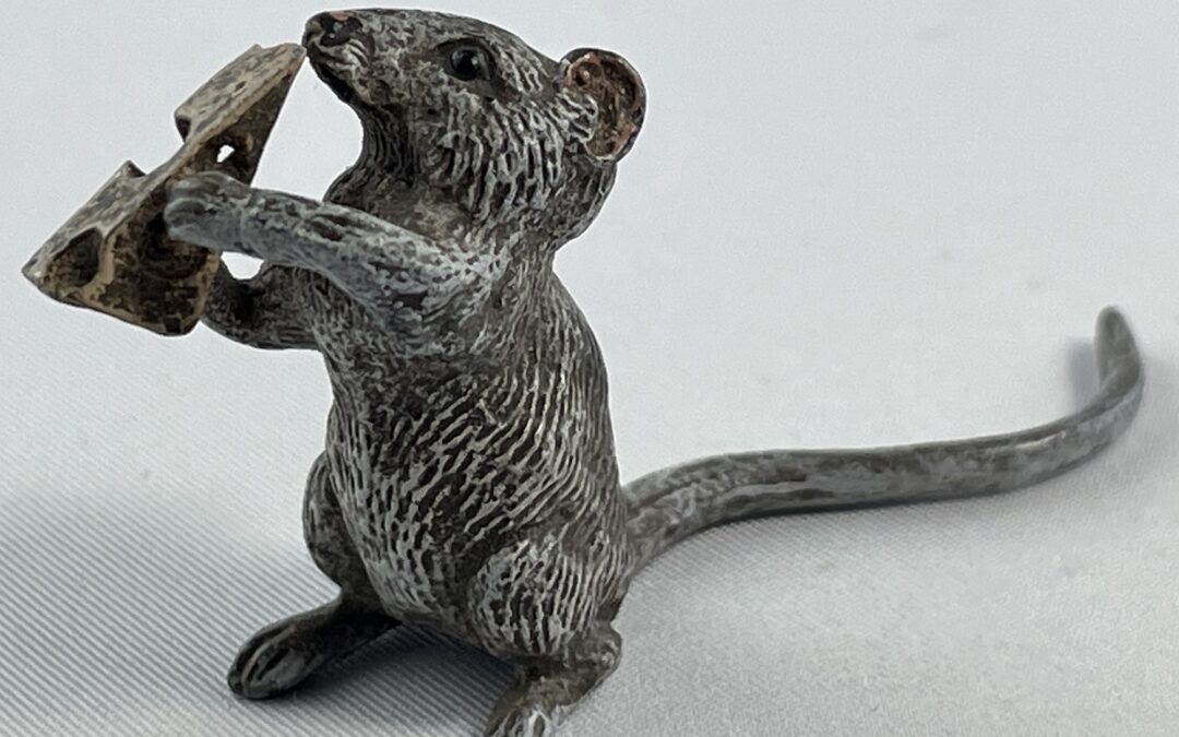 Knabbernde Maus mit Käse Wiener Bronze Miniatur ~ 1900 – Farbig gefasst