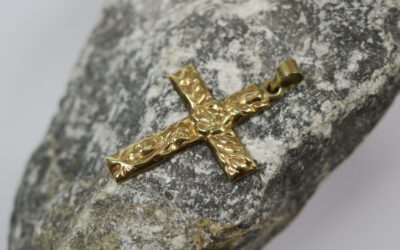 Relief Kreuz Anhänger 333 / 8K Gold – Dekor Blume / Rose – pendant cross gold