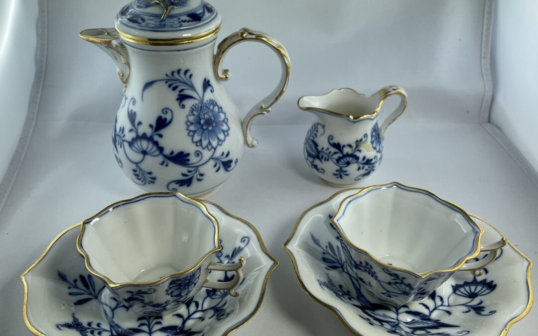 Sammlung antik Meissen Porzellan Zwiebelmuster 2x Mokka Tasse Kanne Milch vierpassig