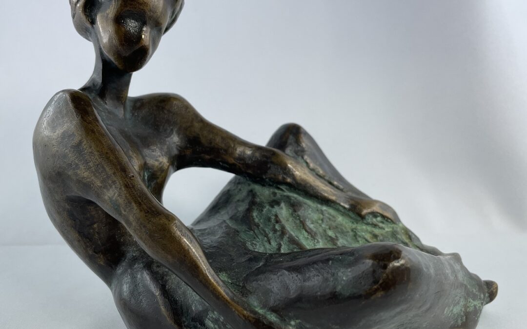 Eva de Maizière 1915-2003 Bronze Skulptur Liebreizende – Frau / Mädchen 1979