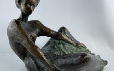 Eva de Maizière 1915-2003 Bronze Skulptur Liebreizende – Frau / Mädchen 1979