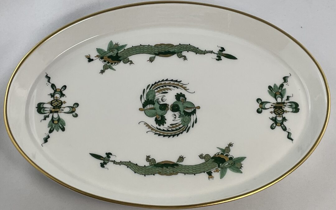 Meissen Porzellan Tablett / Kuchenplatte / Platte reicher Drache grün 27,2 cm