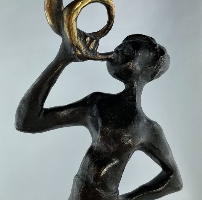 Eva de Maizière 1915-2003 Bronze Skulptur Der Trompeter – Mann mit Trompete