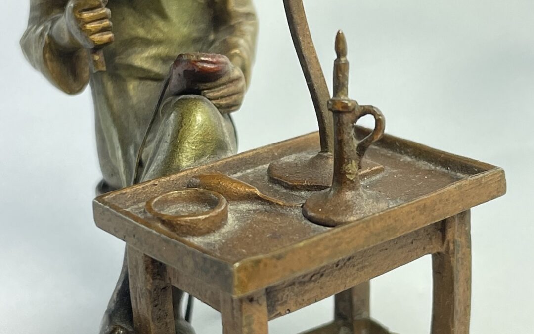 Kleine Wiener Bronze Schuster an Werkbank Figur Skulptur Bergmann Wien ~ 1900