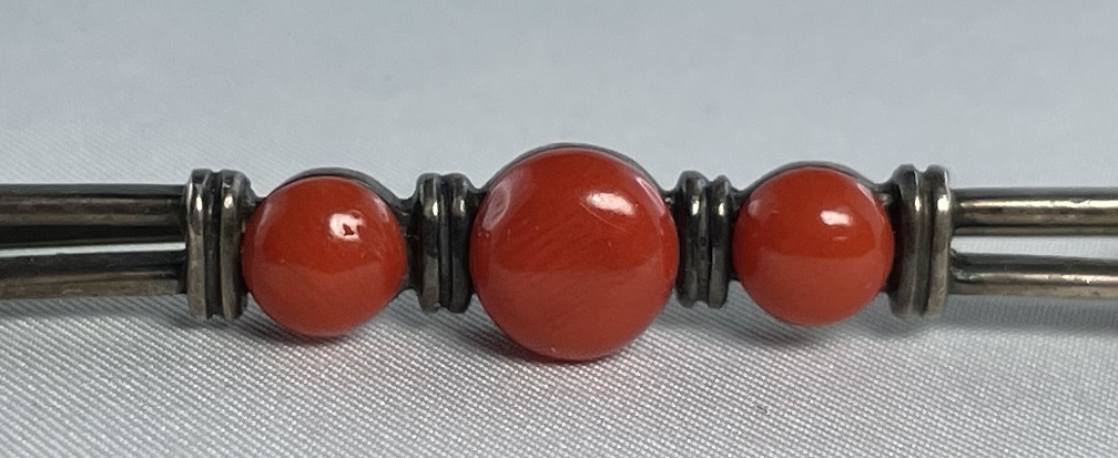 Antike Brosche / Stabbrosche 935 er Silber & 3 Koralle