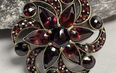 Vintage Granat Brosche Böhmen Tombak ? vergoldet – Garnet brooch – Blume / Blüte